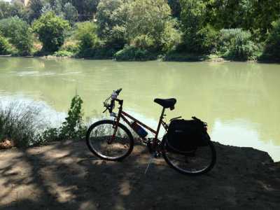 La mountain bike rossa di Giuseppe parcheggiata nel rione Trastevere di Roma: da qui � partita la sua avventura